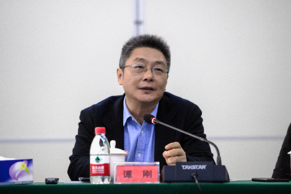 会上,中央党校经济学部副主任董小君教授,上海市委党校决策咨询部主任